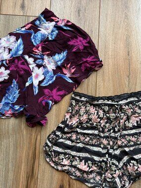 Bundle of 2 American Eagle Outfitters floral shorts medium
